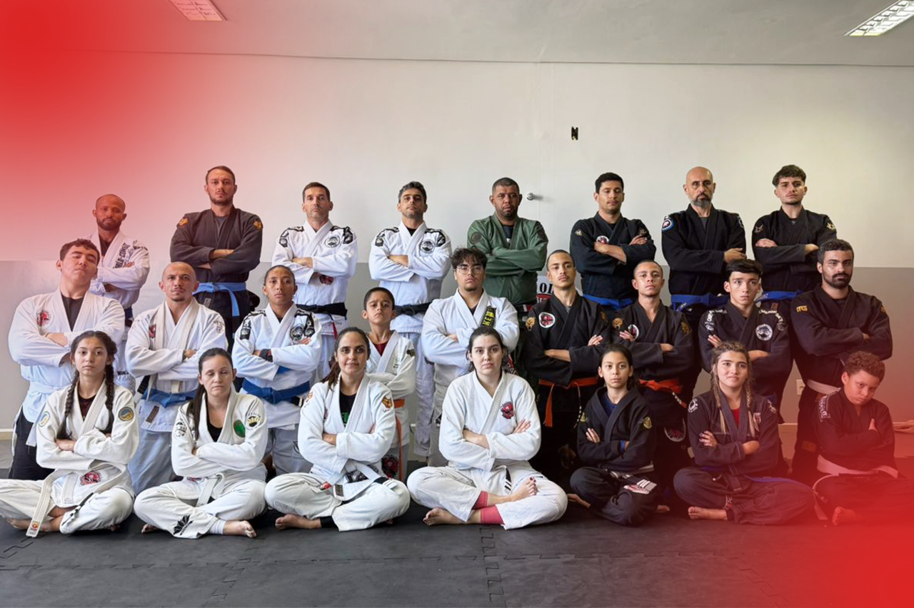 Equipe Ollfight Anápolis — alunos e professores de Jiu-Jitsu Carlson Gracie reunidos no tatame