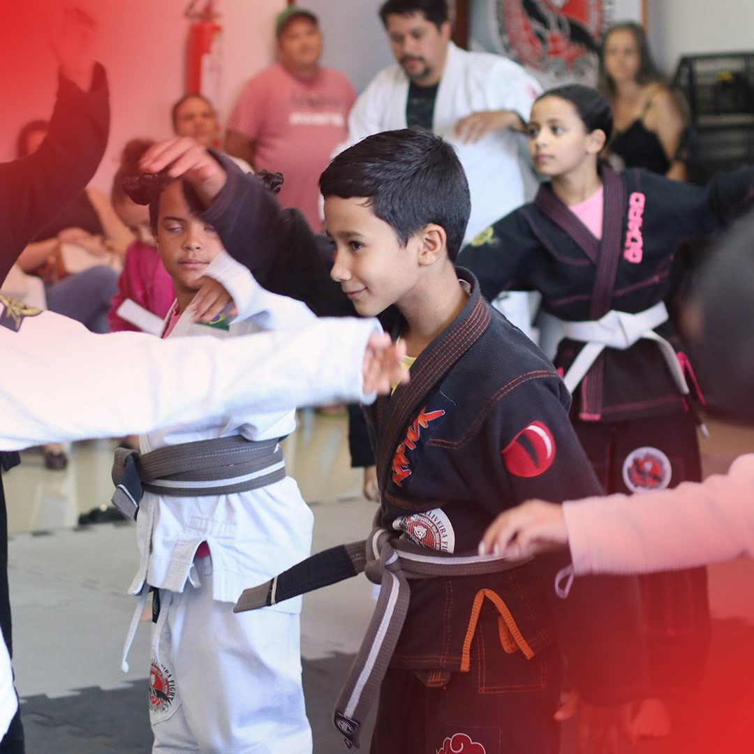 Crianças treinando Jiu-Jitsu na Ollfight Anápolis — turma Kids em aula técnica