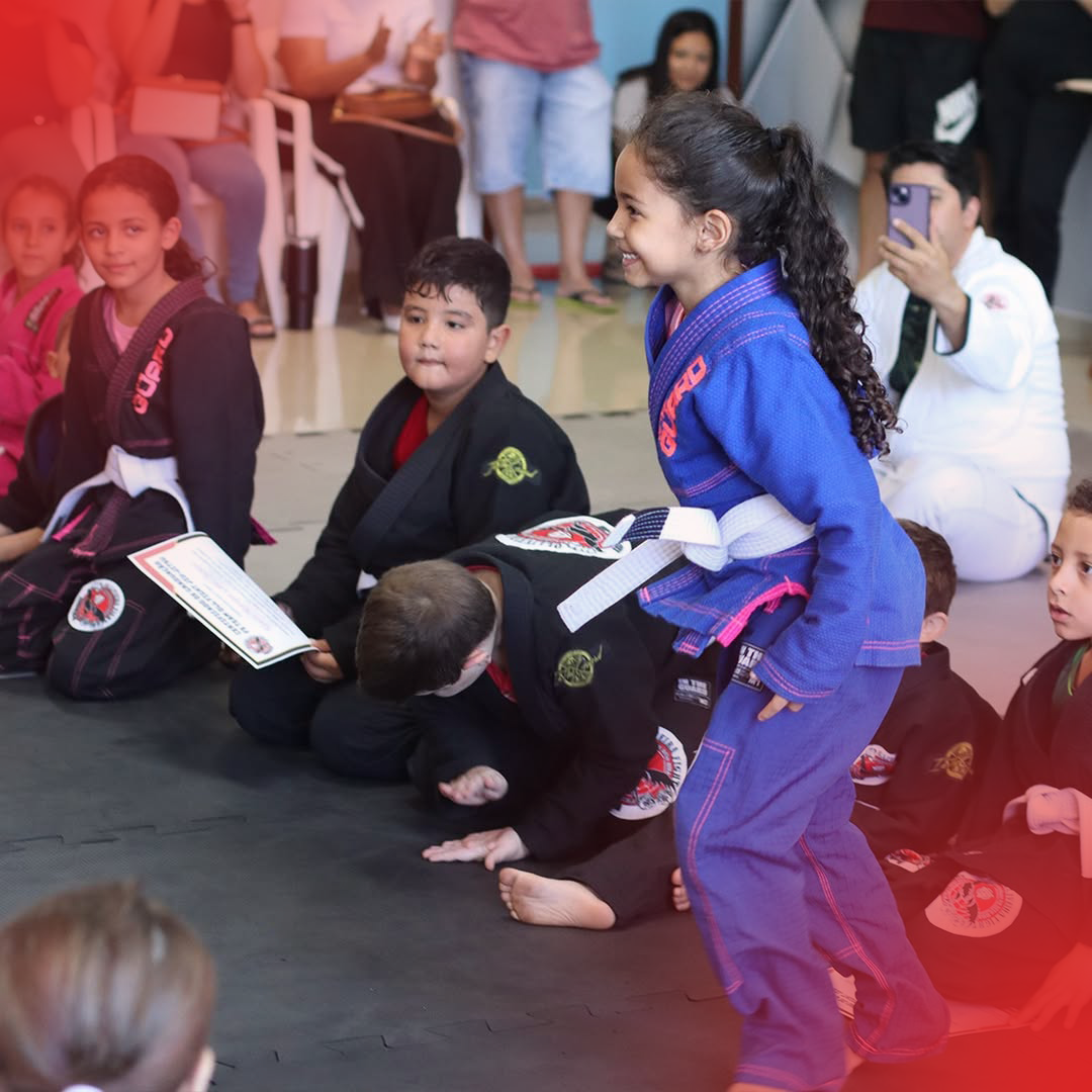 Menina em kimono azul durante cerimônia de graduação na Ollfight Anápolis