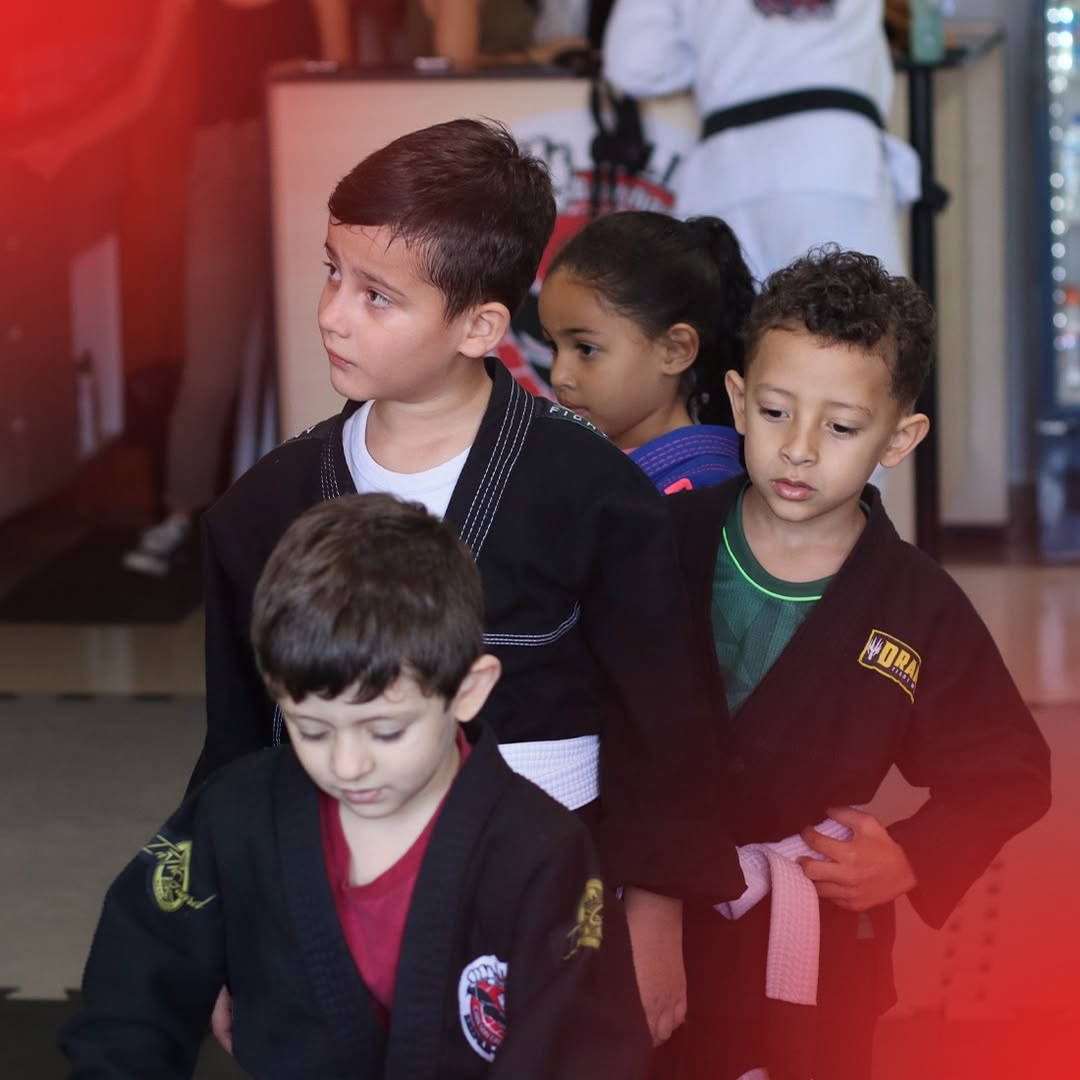 Alunos kids enfileirados durante aula de Jiu-Jitsu na Ollfight Anápolis