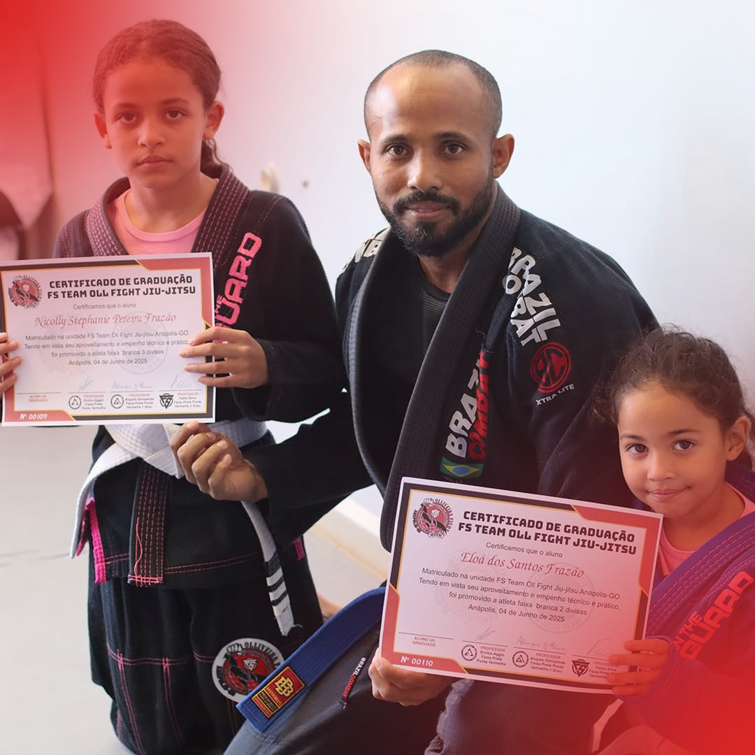 Professor entregando certificados de graduação para alunas na Ollfight Anápolis