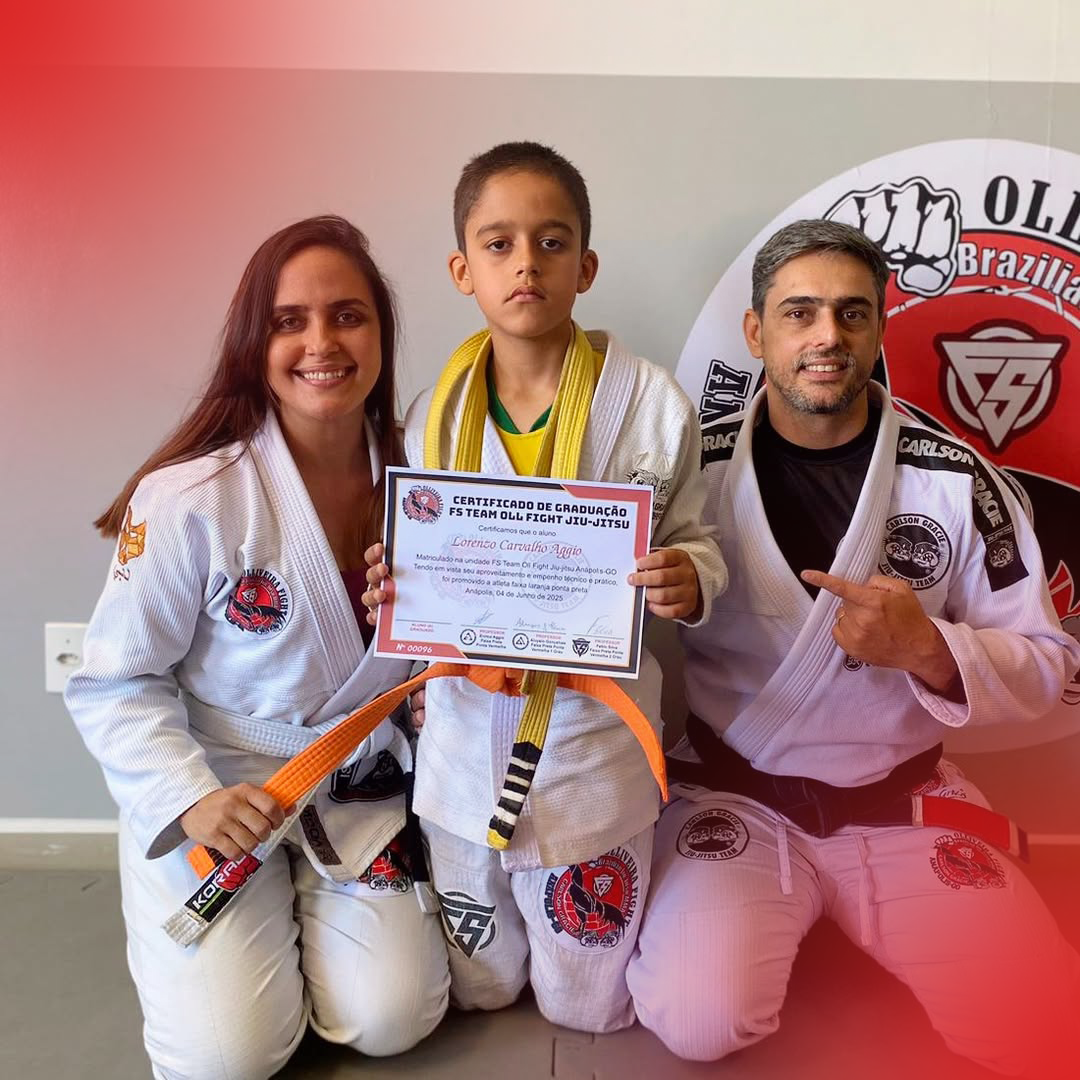 Família recebendo certificado de graduação na Ollfight Anápolis — aluno, mãe e professor